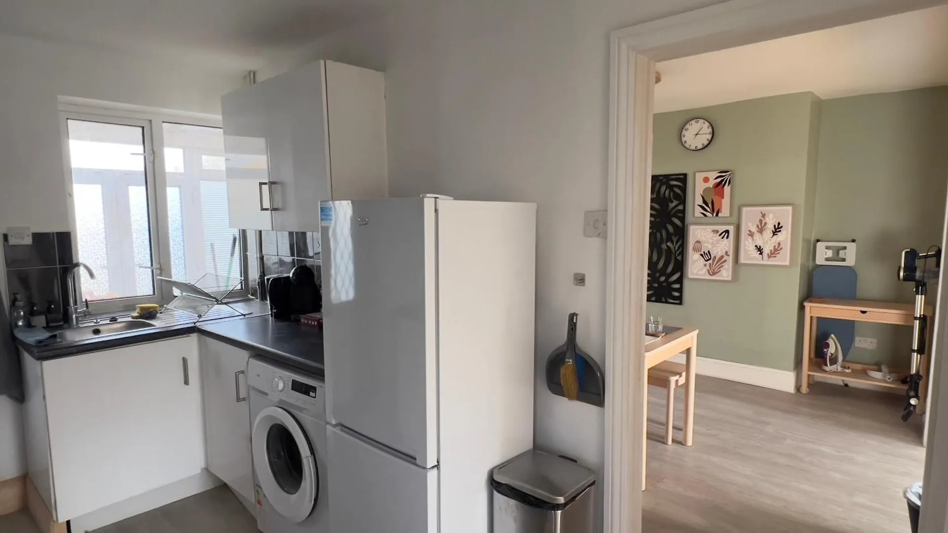 Free Off Street Parking In Charming End Terrace Villa Cardiff